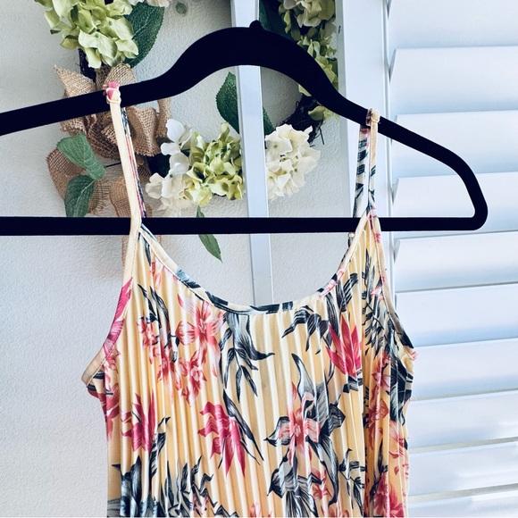 H & M. Pleated camisole. Size S - Picture 4 of 8